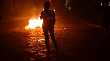 На улицах в центре Тбилиси – пламя, взрывы и стычки