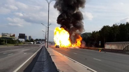 Ужасное ДТП в РФ: взорвался грузовик с газовыми баллонами (Видео)