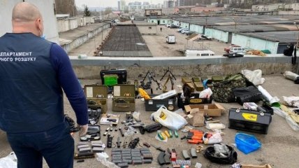 У гаражі у харків'янина знайшли цілий арсенал зброї: фото з місця подій вражають
