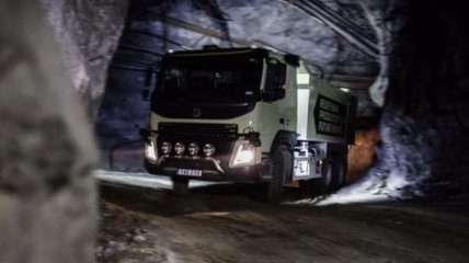 Грузовики-роботы Volvo начали работу под землей в автоматическом режиме (Фото)