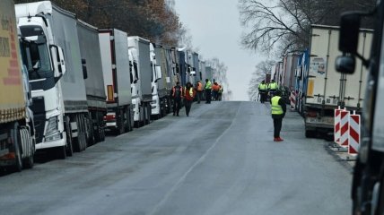На кордоні стоять тисячі вантажівок