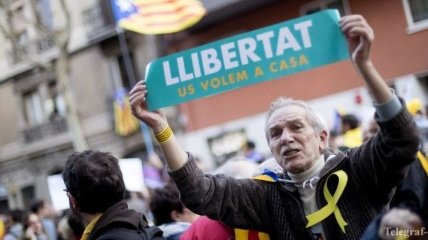 Десятки тысяч жителей Барселоны вышли на улицу