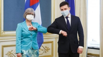 В масках, без рукопожатий: Зеленский провел встречу с послами трех стран (Фото)