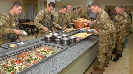 Кто кормит украинских военных