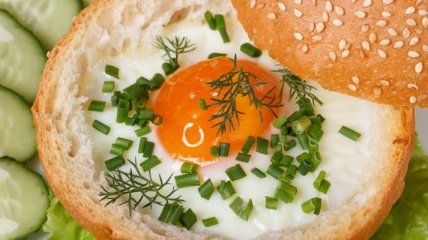 Рецепт дня: яичница, запеченная в булочке с ветчиной и сыром