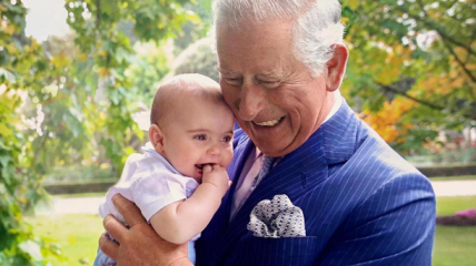 Новые фото королевской семьи: принц Луи схватил деда за нос: ФОТО