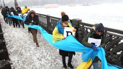 На киевском мосту Патона создадут "живую цепь"