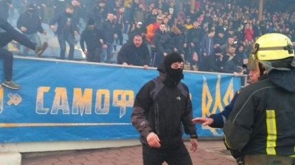 Во время матча "Мариуполь" - "Динамо" пострадали девять полицейских