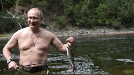 Путин на отдыхе в Сибири похвастался голым торсом и пойманной щукой