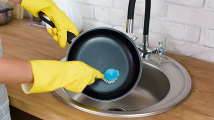 Повернути чистоту сковороді дуже просто
