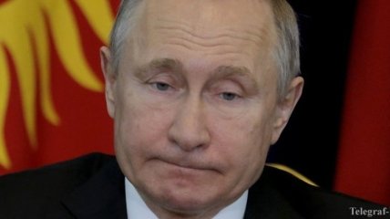 Такой здоровый, подвинься: Путин рукой отодвинул охранника (Видео)