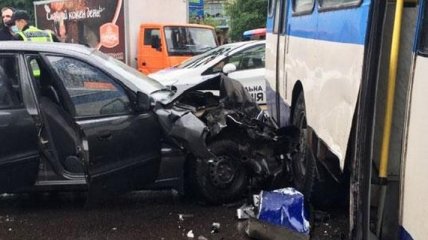 В Ровно автомобиль влетел в троллейбус: есть пострадашие