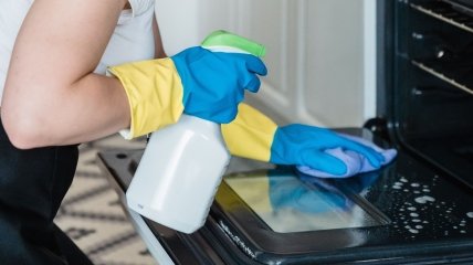 Справиться с грязью в духове поможет нашатырь