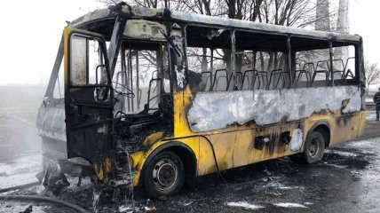 Автобус "Днепр - Кривой Рог" загорелся на ходу и выгорел дотла (фото и видео)