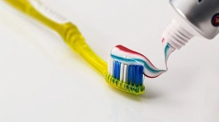 Зачем щетину на зубных щетках делают разных цветов