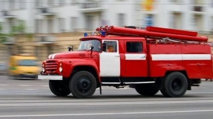 В столице пожарная машина провалилась под асфальт