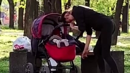 "Кто ей доверил ребенка?" Неадекватная пара с коляской "прославилась" в Одессе (видео)