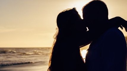 Секс в масках и без поцелуев: доктора дали рекомендации для свиданий в пандемию