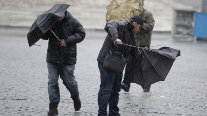 Шквальні вітри та дощ принесуть вихідні українцям