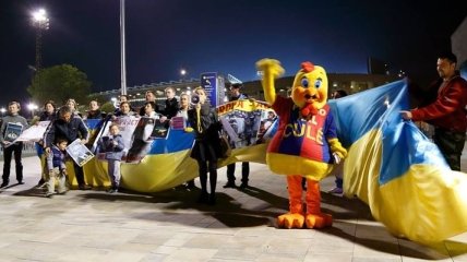 Возле стадиона "Камп Ноу" прошла акция в поддержку Украины