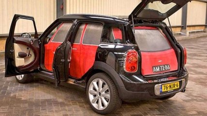 Классический MINI уместился в кузове нового MINI Countryman