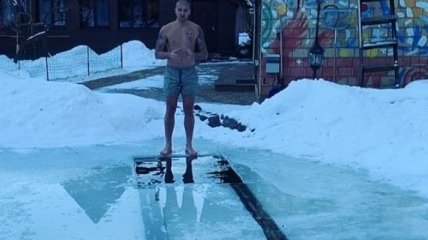 Ракицкий нырнул в ледяную прорубь (Видео)