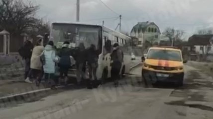 "Сел на пузо", объезжая ямы: пассажирам пришлось всем салоном толкать маршрутку под Киевом (видео)
