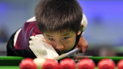 Трехлетний мальчик из Китая - будущая звезда снукера (ФОТО)