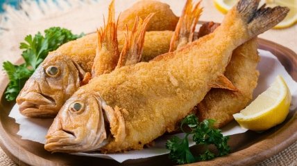 Посмажити рибу не забризкавши всю кухню жиром - можливо  (зображення створено за допомогою ШІ)