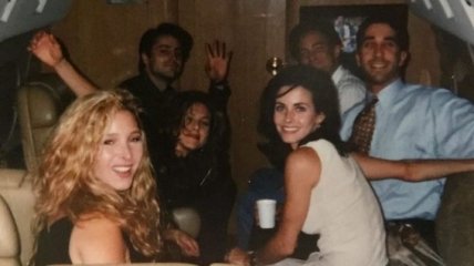 25 лет спустя: совместный снимок звезд сериала "Друзья" (Фото)