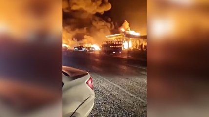 У Дагестані пролунав вибух на АЗС, вогонь перекинувся на житлові будинки: десятки загиблих та постраждалих (відео)