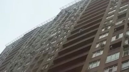 Патрульный на лету поймал женщину, прыгнувшую с балкона 15 этажа в Киеве: видео происшествия