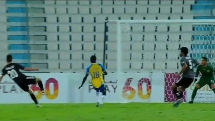 Бразильский футболист забил чудо-гол в собственные ворота (Видео)