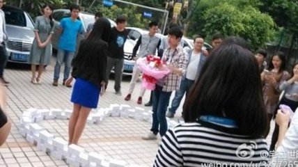 Китаец сделал предложение девушке с помощью 99 смартфонов iPhone 6