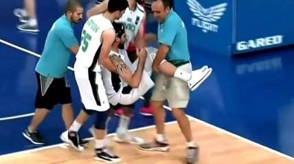 Баскетболист сломал ногу после обманного финта соперника