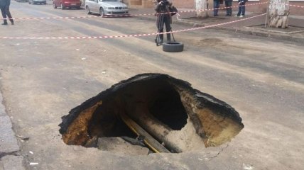 В Одессе посреди улицы образовалась яма