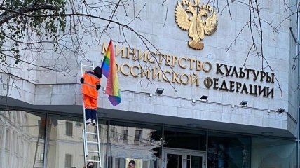 В день рождения Путина над зданием ФСБ вывесили флаг ЛГБТ: яркие фото из Москвы