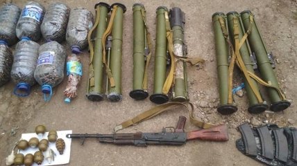 На Донбассе обнаружен крупный схрон с гранатометами и взрывчаткой 