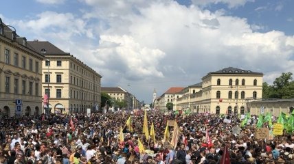 Жители Мюнхена массово протестовали против полиции