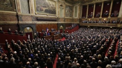 Правительство Франции полностью ушло в отставку