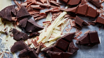 Жир в шоколаде образует приятную консистенцию
