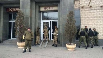 Официальные лица покинули отель "Казацкий", активисты остались