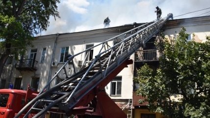 Вогнеборці гасять пожежу в центрі Одеси