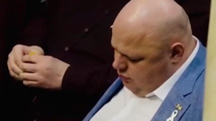 Народный депутат от Слуги народа уснул в Верховной Раде (Видео)