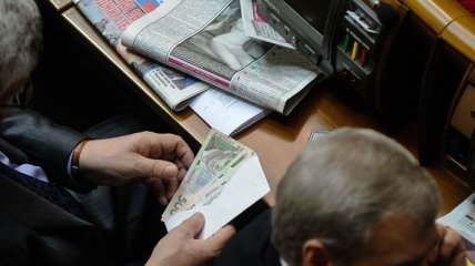 В Украине понизилась средняя зарплата (по областям)