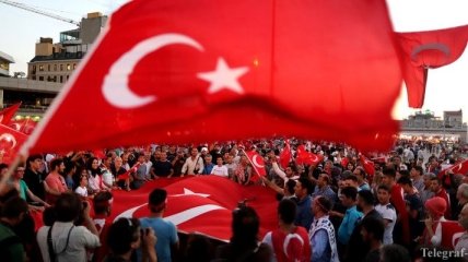 Тысячи демонстрантов выразили поддержку Эрдогану в Стамбуле