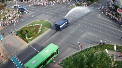 Протесты в Беларуси: в Бресте демонстрантов разогнали водометом (Видео)