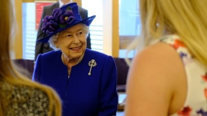 Эффектный синий: Елизавета II продемонстрировала стильный образ на официальной встрече