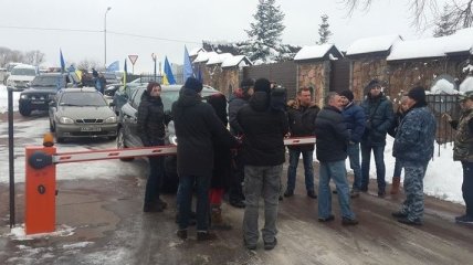 "Автомайдан" приехал к дому Ахметова под Киевом