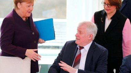 Коронавірус: німецький міністр побоявся потиснути руку Меркель (Відео)